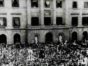 Gigantes en la Plaza de Sant Jaume, 1902. (Foto de Arxiu Municipal de Barcelona)