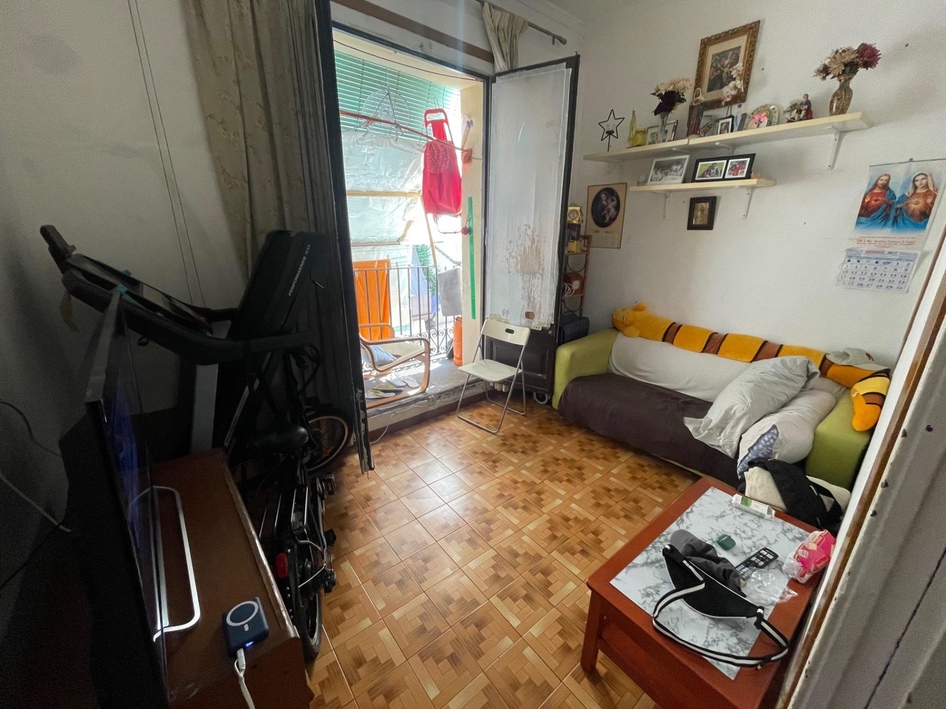 (Español) Piso para reformar junto al MACBA.