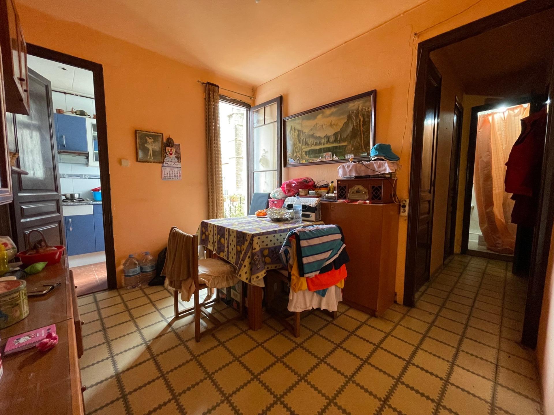 (Español) Piso para reformar en finca regia.