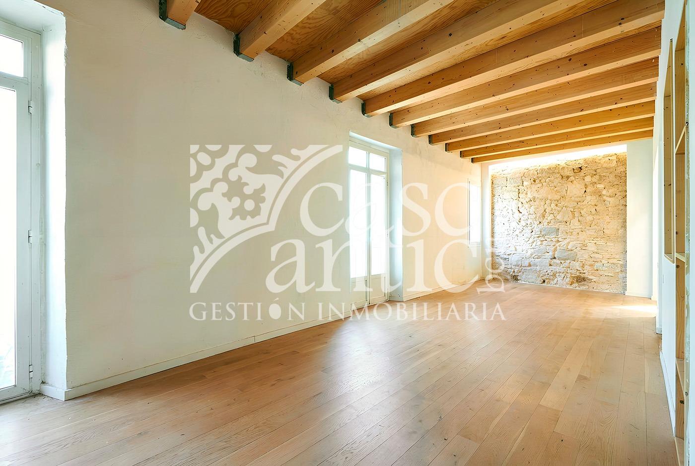 Exclusivo Piso Reformado en el Corazón de Barcelona: Estilo y Confort a Tu Alcance