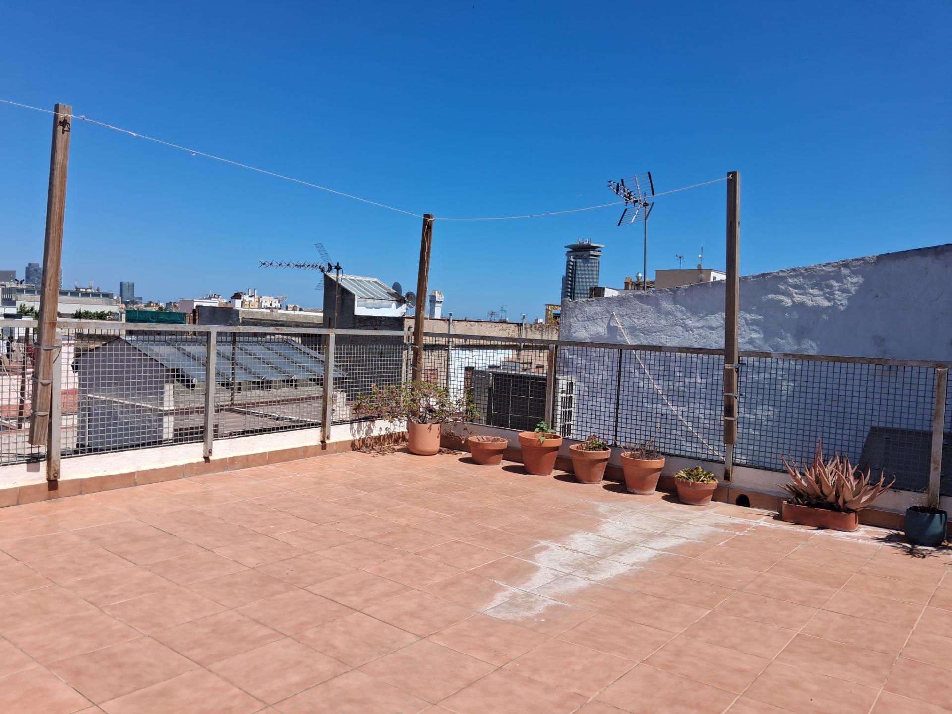 Acogedor piso reformado con terraza privada