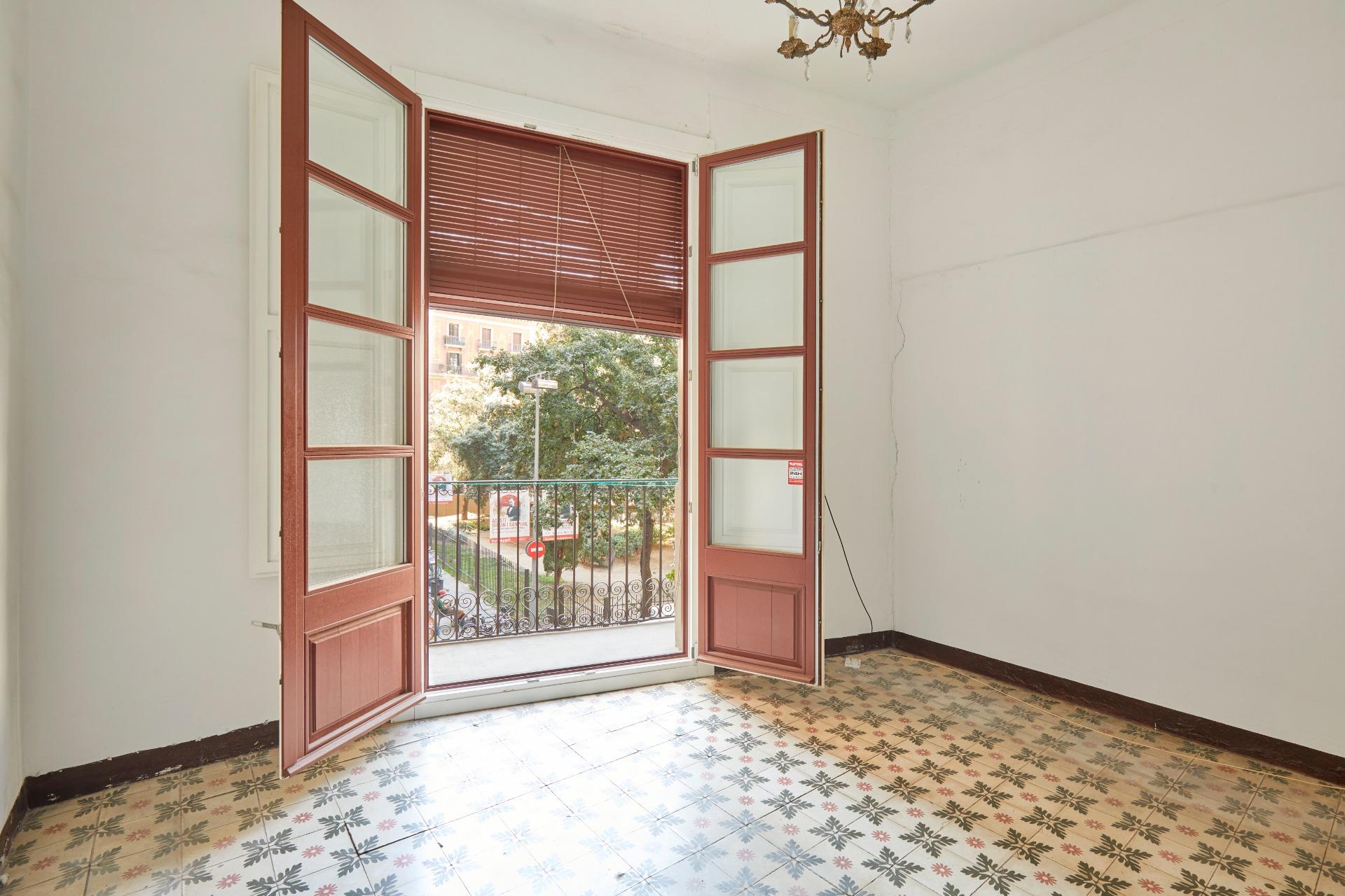 Piso Esquinero con Encanto en el Corazón de Barcelona – ¡Listo para Entrar a Vivir!