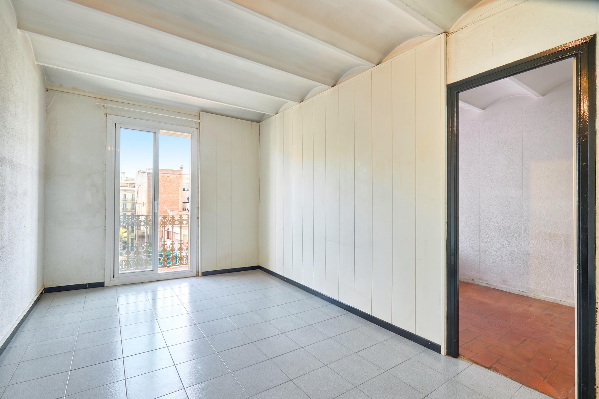 Ático con Amplia Terraza y Vistas en El Raval, Barcelona – €245.000
